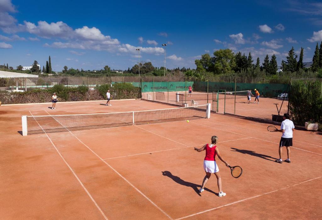 Tenis a/nebo squash v ubytování Sentido Phenicia nebo okolí