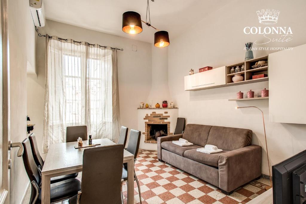 ローマにあるColonna Suite - Rome Termini Station Big Apartmentのリビングルーム(ソファ、テーブル付)