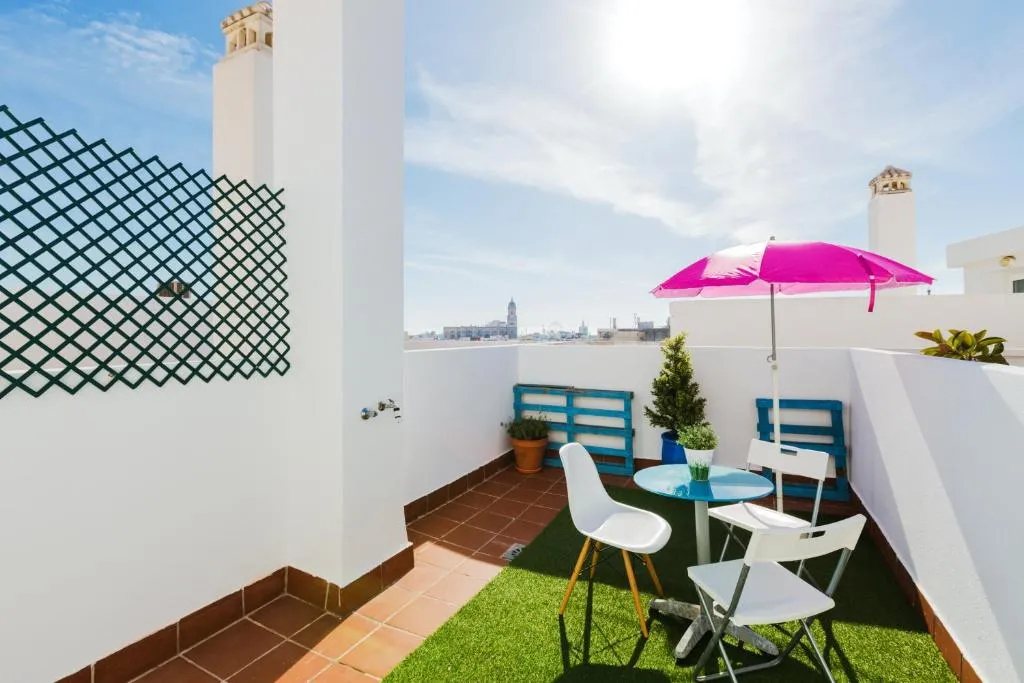 Studio in Malaga with wonderful city view furnished terrace and WiFi, Málaga, Spania