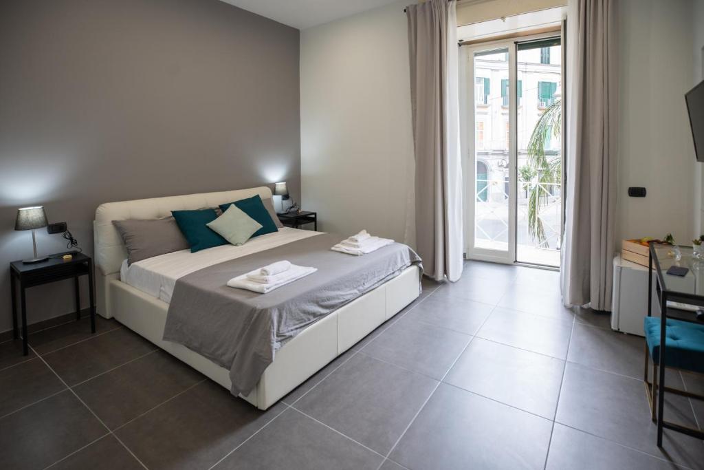 1 dormitorio con cama y ventana grande en B&B DORIA, en Nápoles