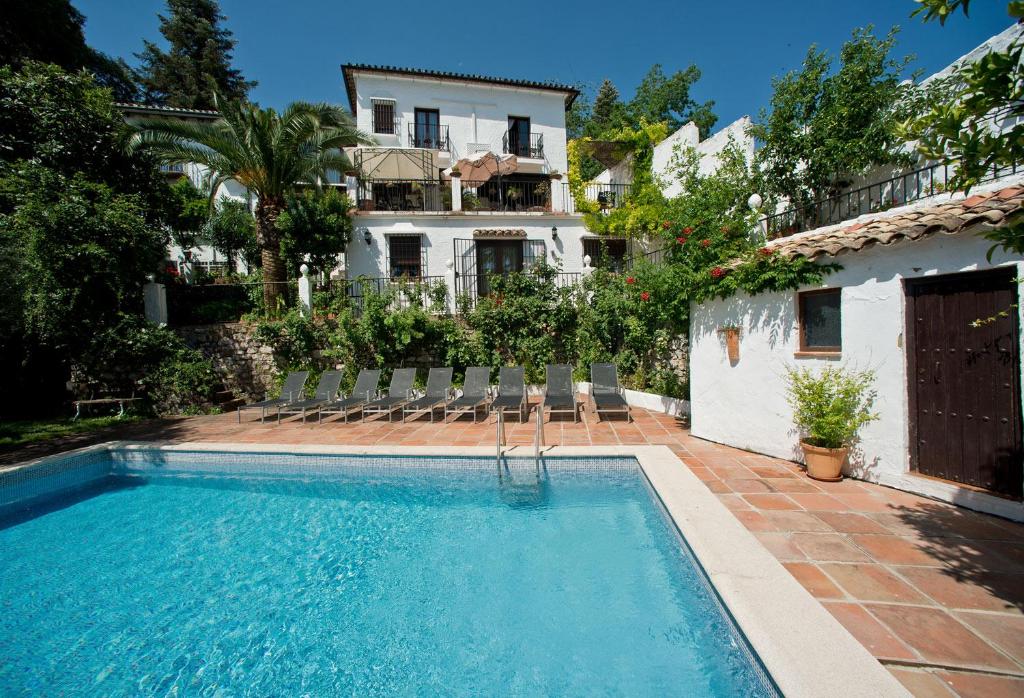uma villa com piscina em frente a uma casa em La Mejorana em Grazalema
