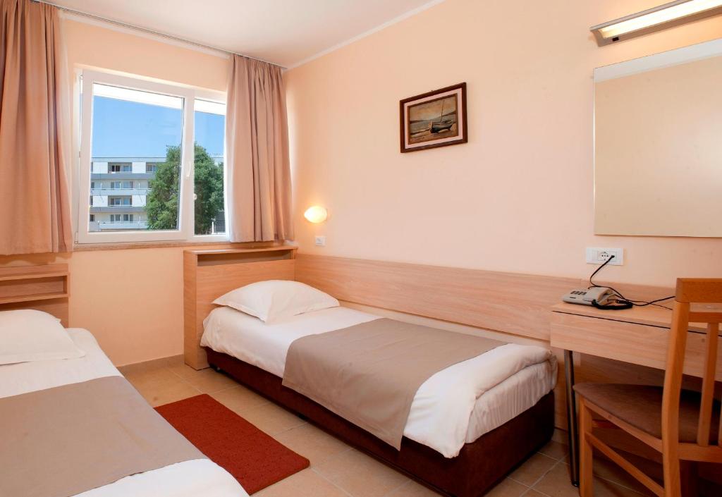 Postel nebo postele na pokoji v ubytování Hotel Delfin Plava Laguna