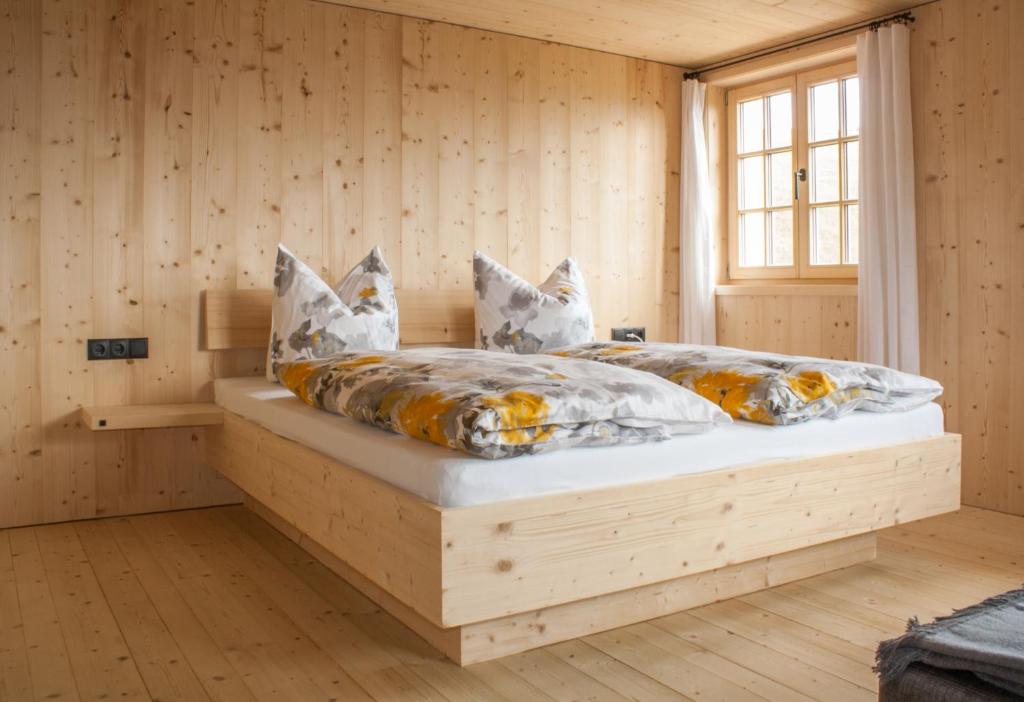 A bed or beds in a room at UNSER VORSÄSS - Geißkopf