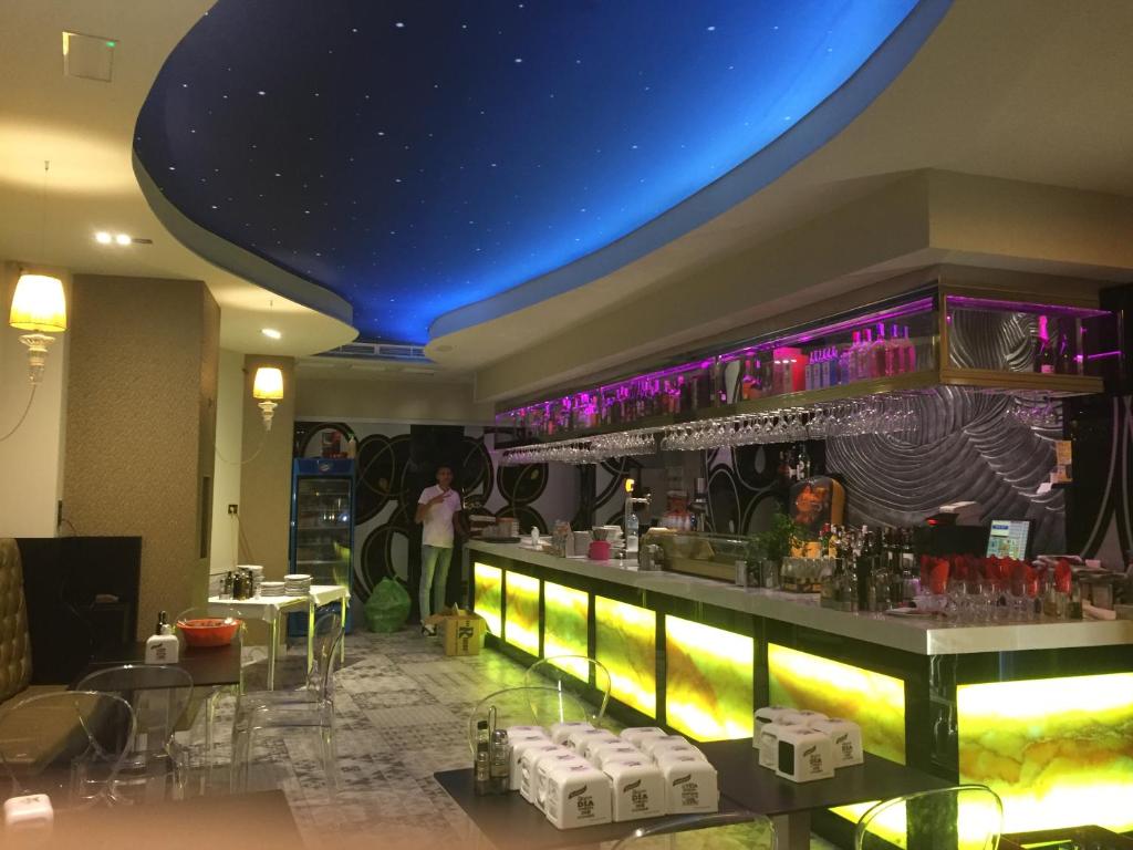 bar w restauracji z niebieskim sufitem w obiekcie HOSTAL COSTA SOL w mieście Castell de Ferro