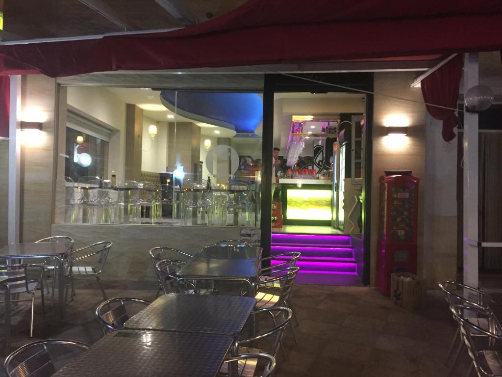 Restauracja lub miejsce do jedzenia w obiekcie HOSTAL COSTA SOL