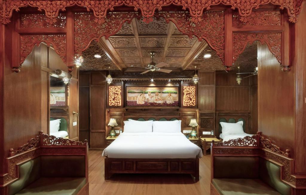 Un ou plusieurs lits dans un hébergement de l'établissement Pearl Palace Heritage Boutique Hotel
