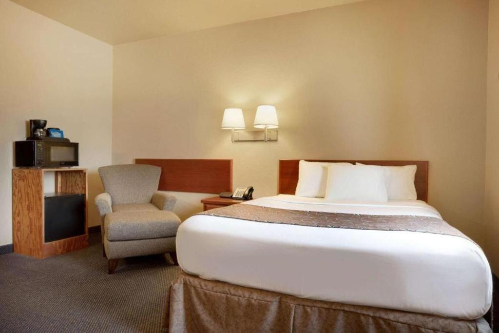 Postel nebo postele na pokoji v ubytování Travelodge by Wyndham Gillette