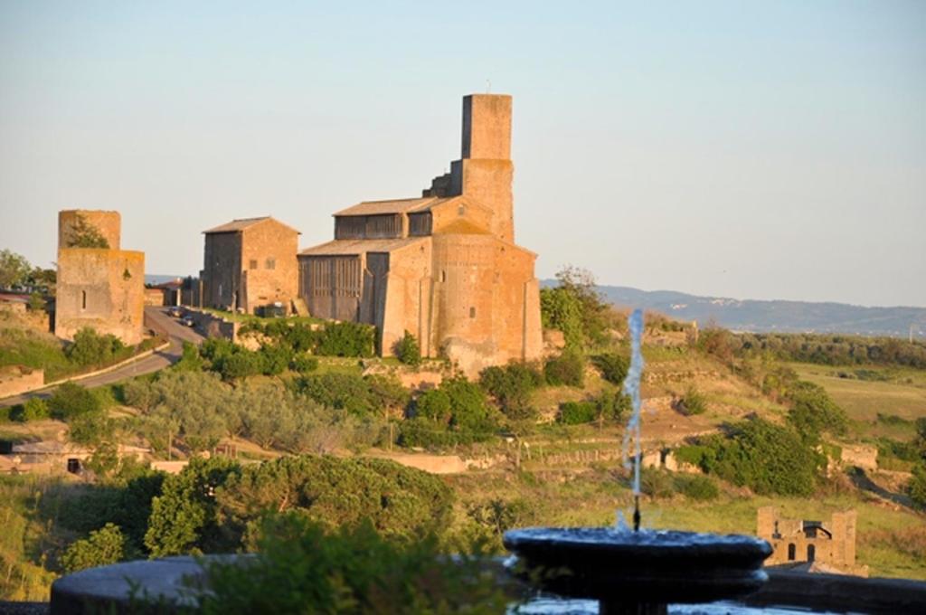 Foto dalla galleria di One bedroom appartement with city view and terrace at Tuscania a Tuscania