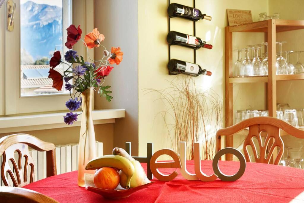 una mesa con un bol de fruta y una botella de vino en Casa Bellagina en Bellagio