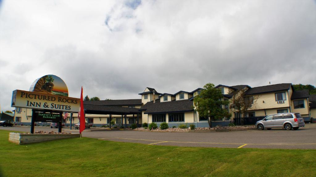 un cartello di fronte a una locanda e alle suite di Pictured Rocks Inn and Suites a Munising