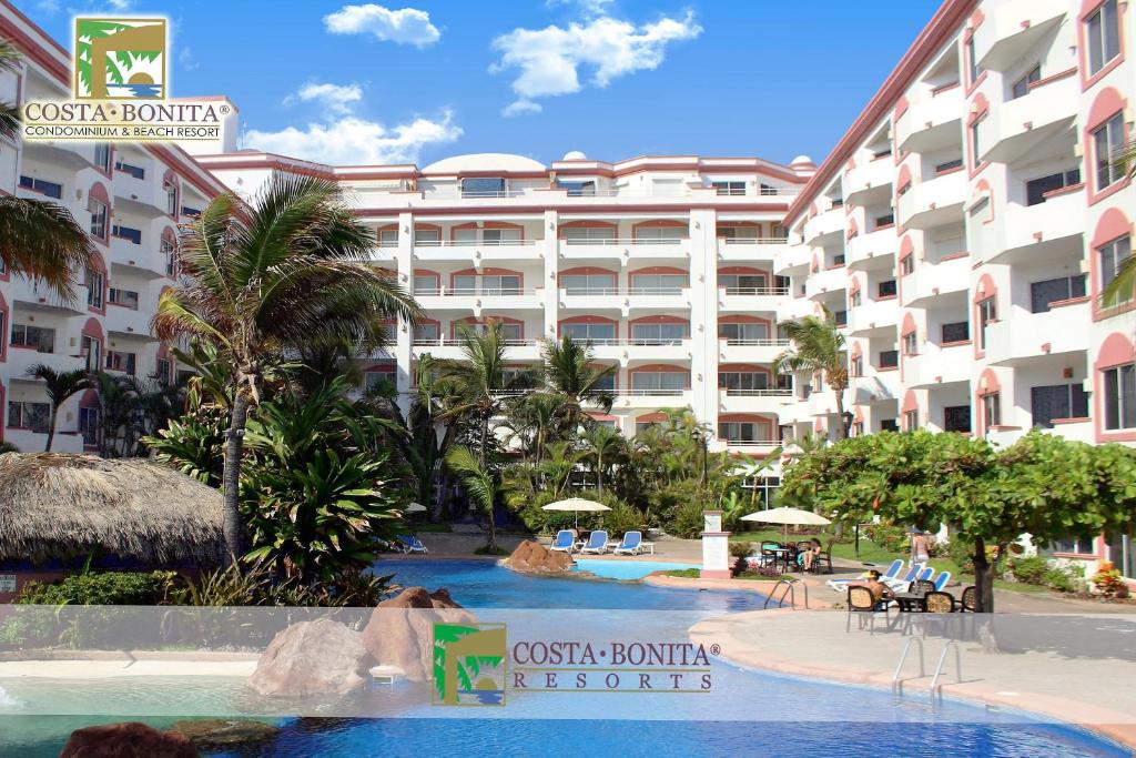 Blick auf das Resort vom Pool aus in der Unterkunft Costa Bonita Resort in Mazatlán