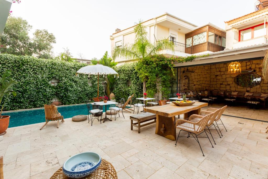 The swimming pool at or close to Alachi Hotel