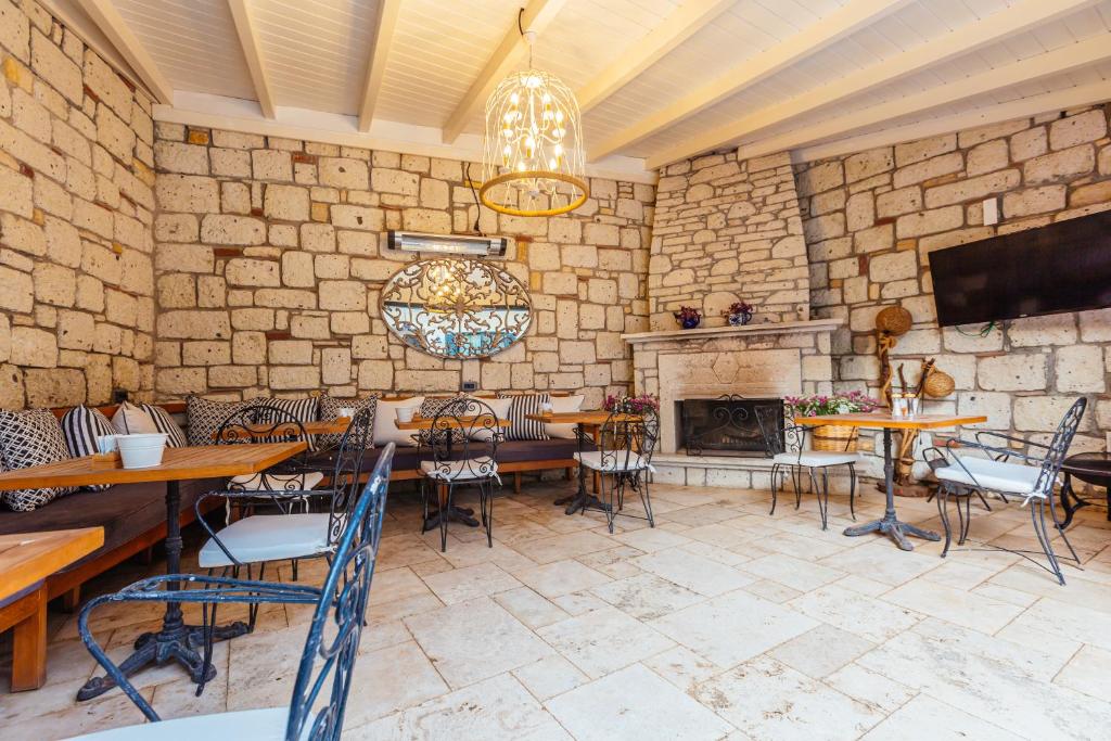 A television and/or entertainment centre at Alachi Hotel