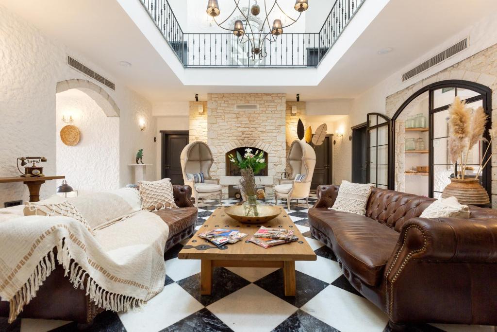 A seating area at Alachi Hotel