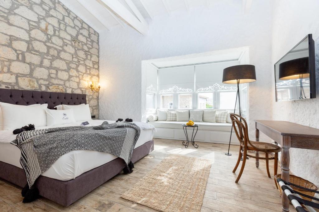 A bed or beds in a room at Alachi Hotel