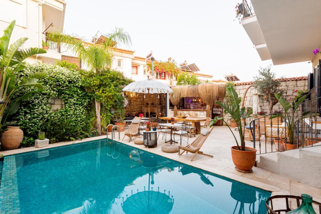 The swimming pool at or close to Alachi Hotel