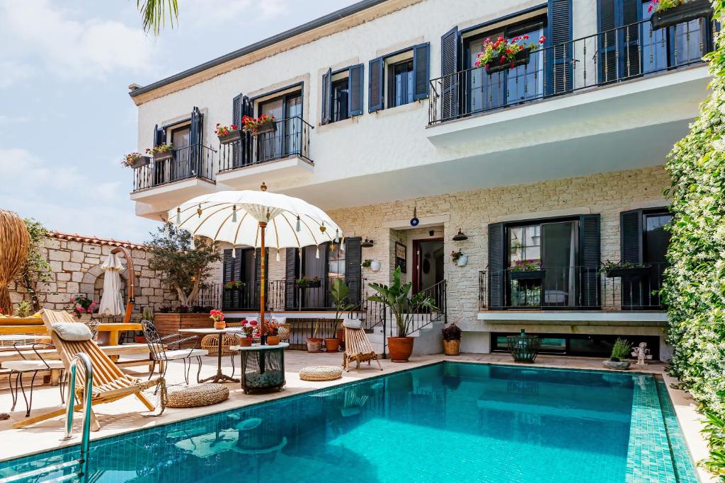 The swimming pool at or close to Alachi Hotel