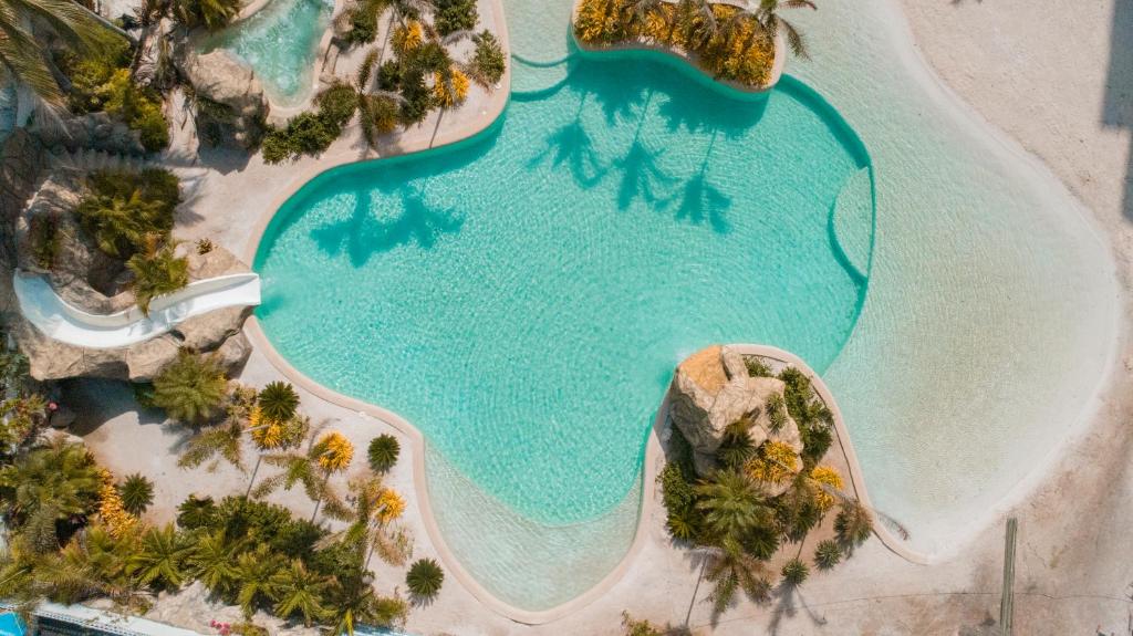 an overhead view of a swimming pool at a resort at Hotel Arena Blanca by Dorado in San Andrés