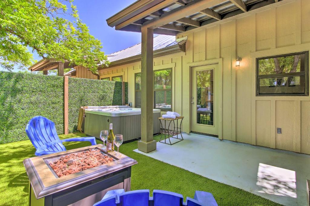 Romantic Wine Country Escape with Hot Tub and Patio!, Fredericksburg