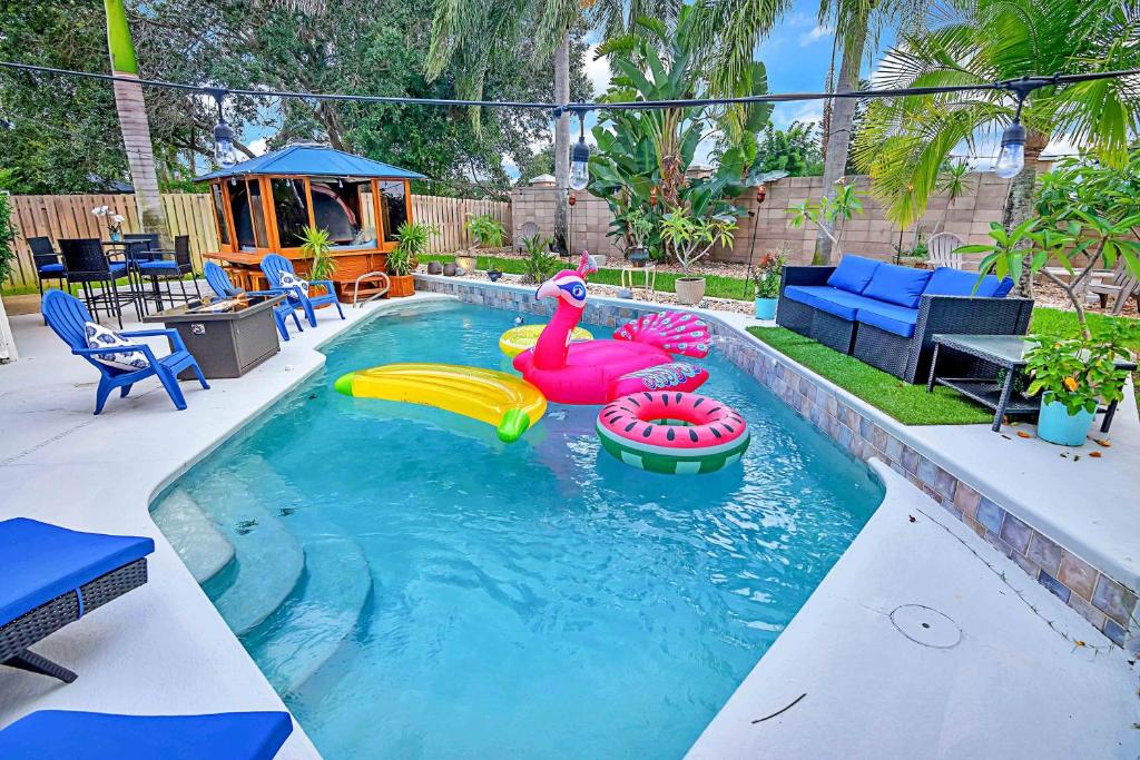 una piscina con juguetes inflables en un patio trasero en Urban Oasis withHot Tub, HEATED POOL and Private Movie Theater home en Melbourne