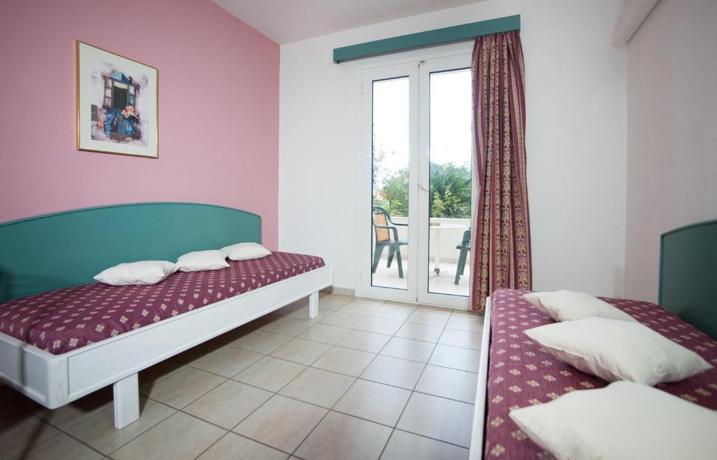 Postel nebo postele na pokoji v ubytování Theoni Apartments