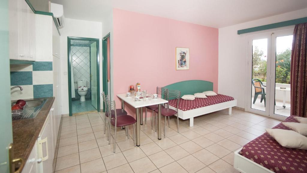 Postel nebo postele na pokoji v ubytování Theoni Apartments