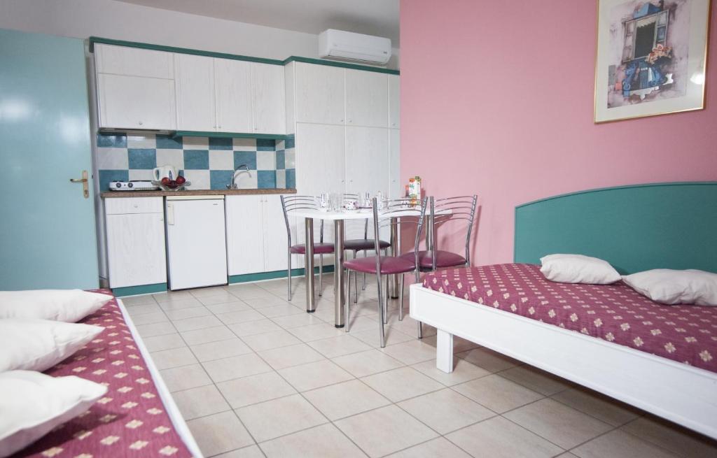 Postel nebo postele na pokoji v ubytování Theoni Apartments