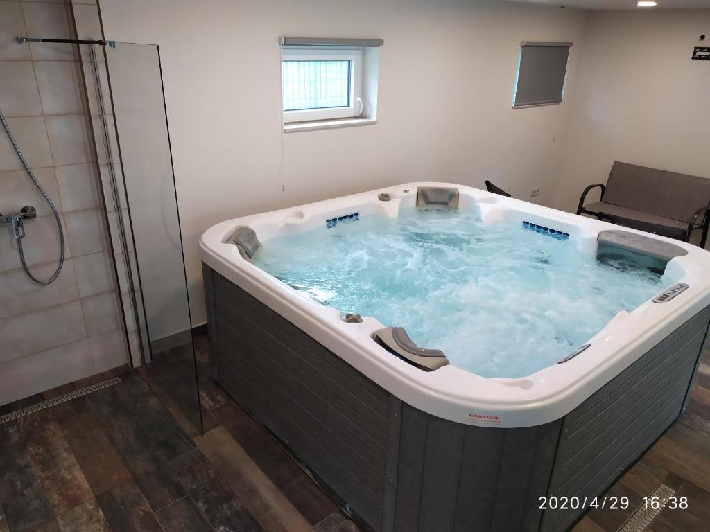 una gran bañera de hidromasaje en una habitación en Laura Villa en Balatonlelle