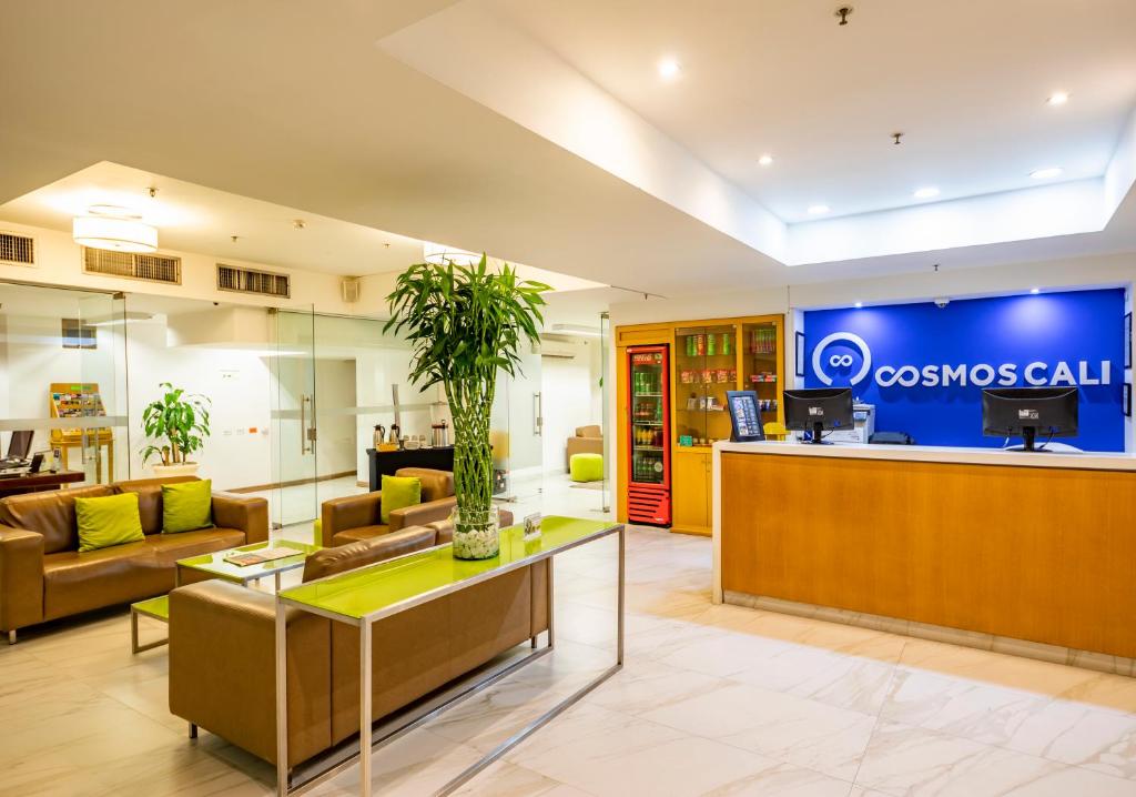 El vestíbulo o zona de recepción de Cosmos Hotel - Cali