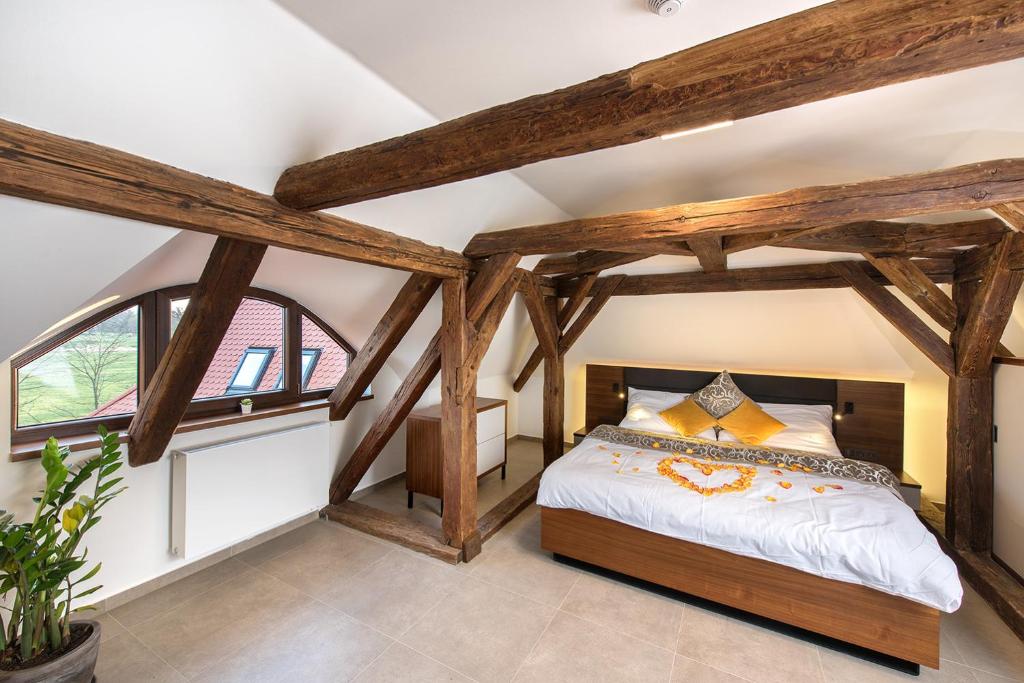 Postel nebo postele na pokoji v ubytování Residence Hluboká