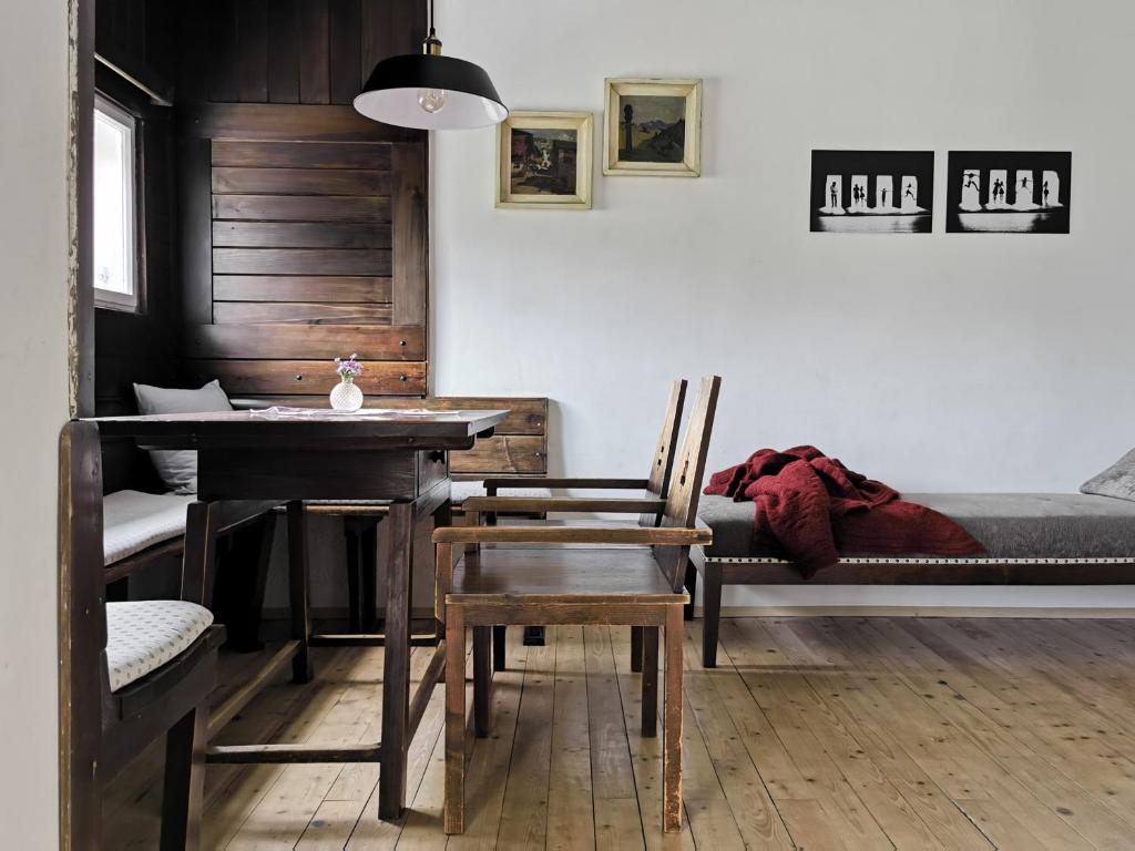 エーベンゼーにあるCharmante Altbauwohnungのテーブル、椅子、ベッドが備わる客室です。