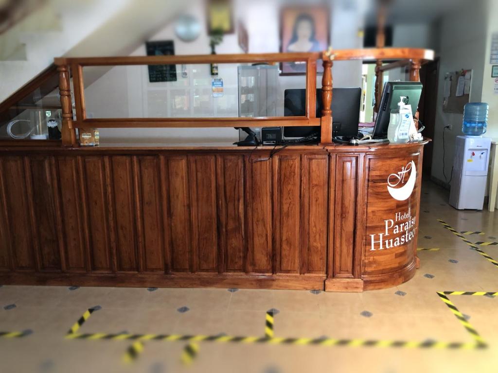 a wooden bar in a restaurant with a counter at Hotel Paraiso Huasteco in Tamazunchale