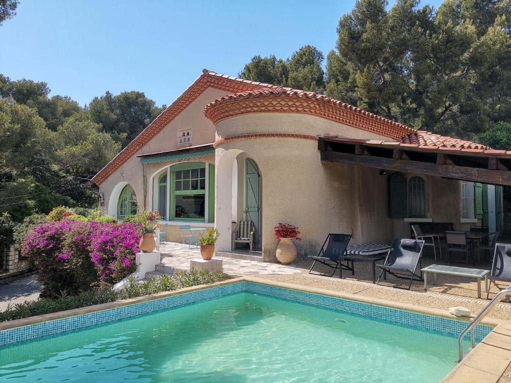 Bazén v ubytování Cassis Hostel nebo v jeho okolí