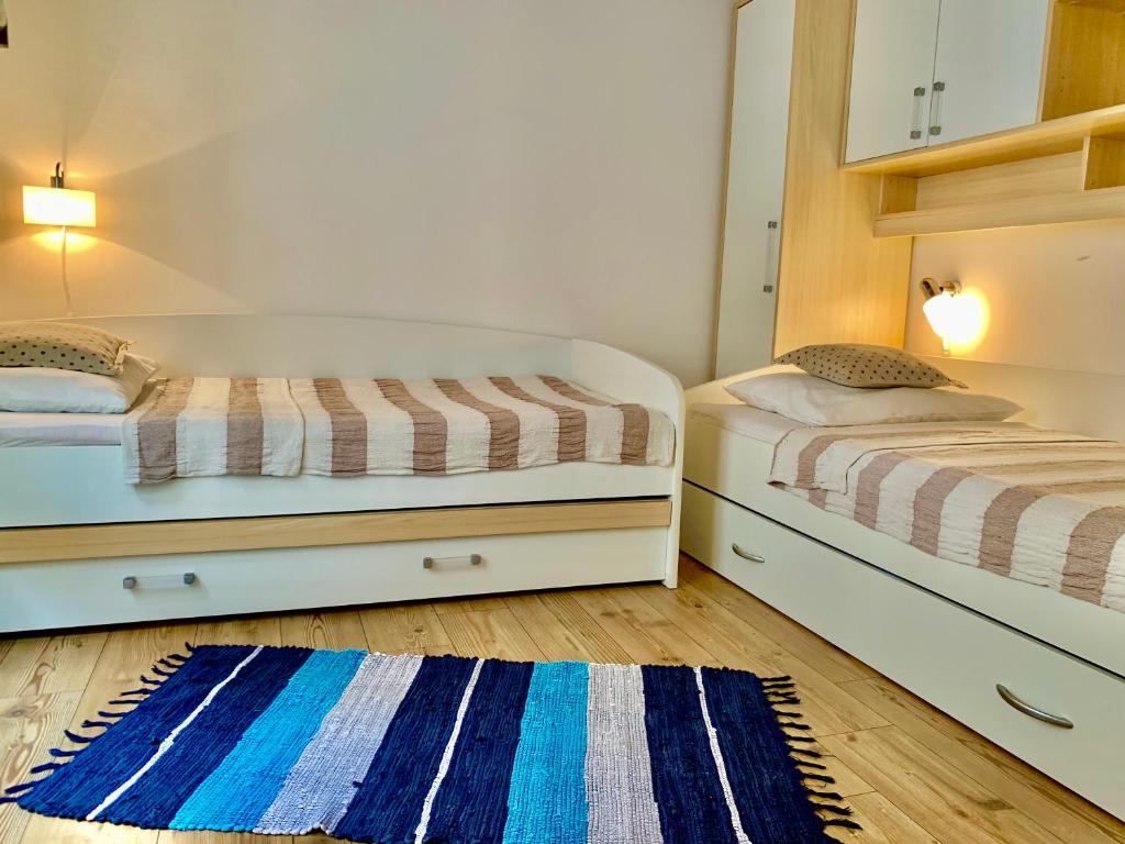 Postel nebo postele na pokoji v ubytování Grebastica beachfront apartment