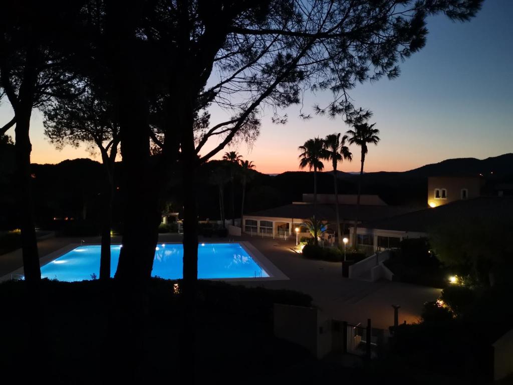 Blick auf den Pool in der Nacht in der Unterkunft Résidences du golf in Saint-Raphaël
