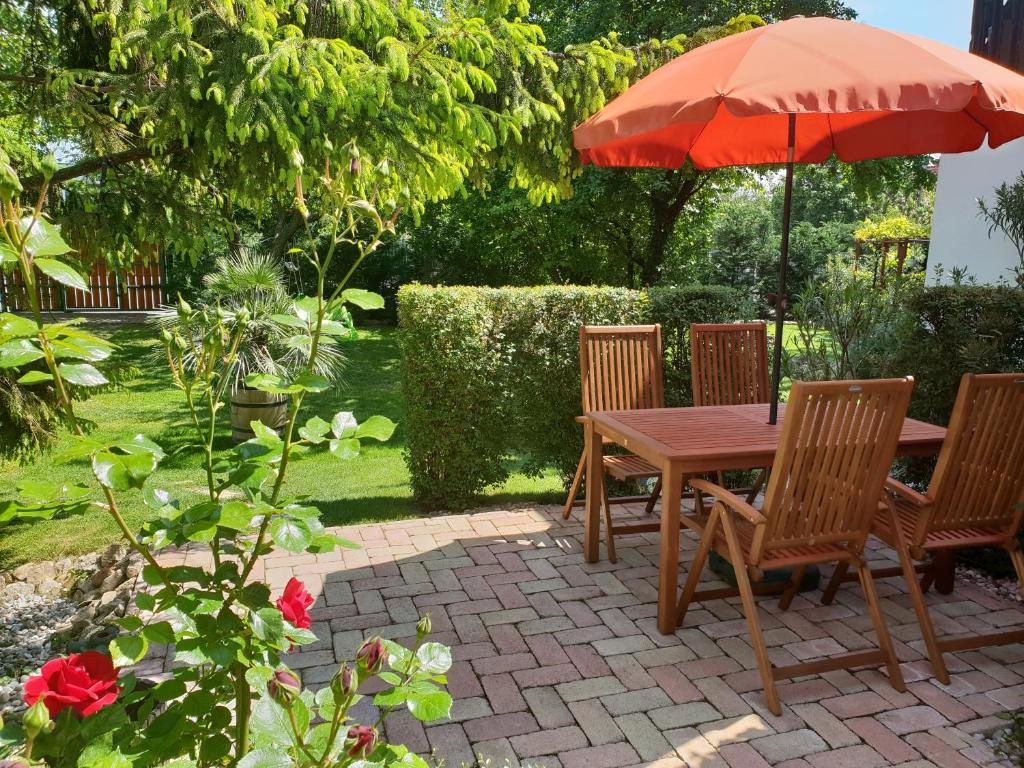 Vonkajšia záhrada v ubytovaní Füred Deluxe Garden Apartment