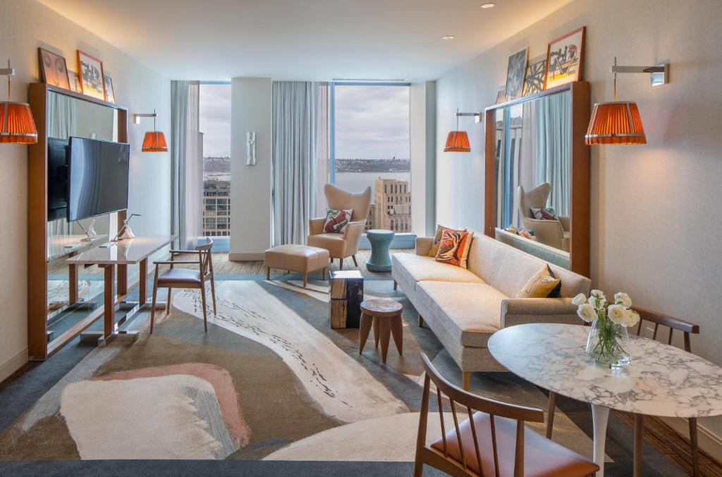 TV a/nebo společenská místnost v ubytování Lotte Hotel Seattle