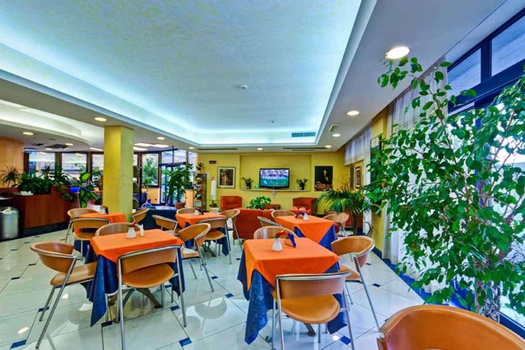 TV a/nebo společenská místnost v ubytování Best Western Blu Hotel Roma