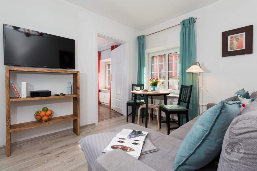 Televízia a/alebo spoločenská miestnosť v ubytovaní Goma Rent Długa Old Town Gdańsk