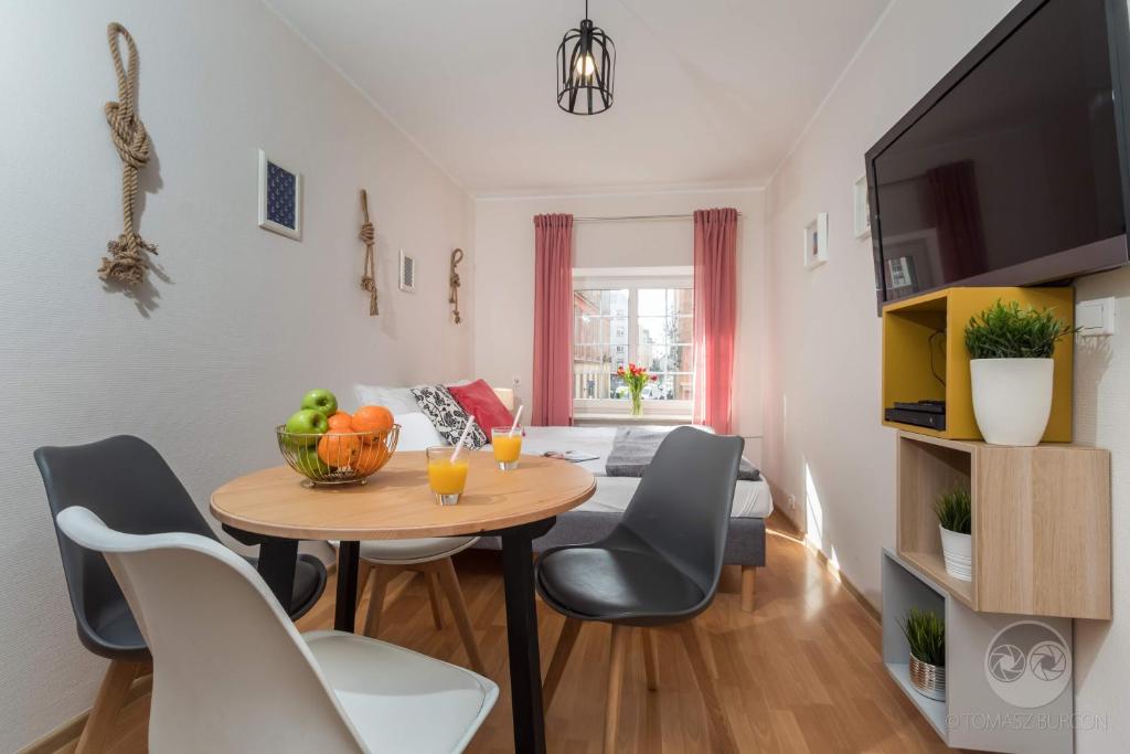 Televízia a/alebo spoločenská miestnosť v ubytovaní Goma Rent Długa Old Town Gdańsk