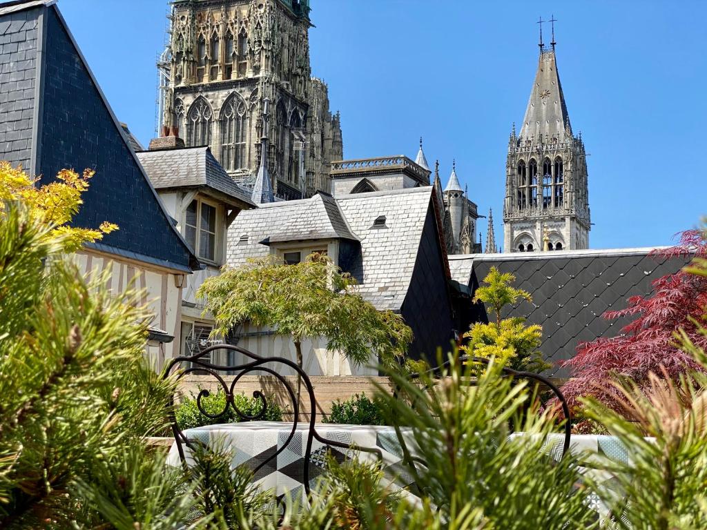 widok na budynek z katedrą w obiekcie Hôtel De La Cathédrale w Rouen