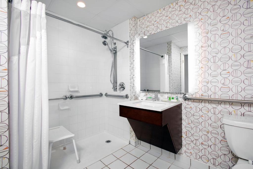 Holiday Inn Binghamton-Downtown Hawley Street by IHG - Double Room - Mobility Access With Roll-in Shower