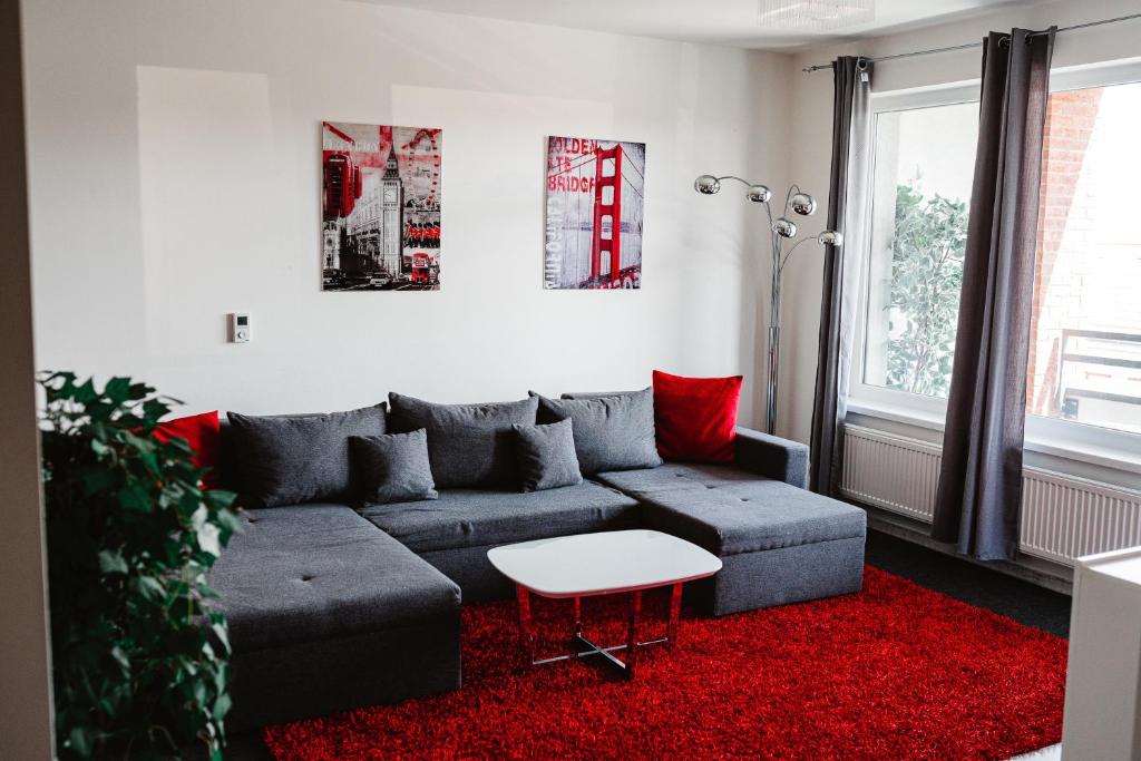 salon z kanapą i czerwonym dywanem w obiekcie AH Radnica w Koszycach
