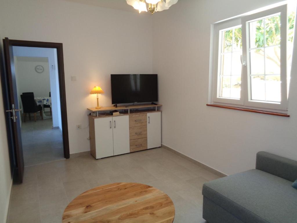 TV a/nebo společenská místnost v ubytování Apartments Marina