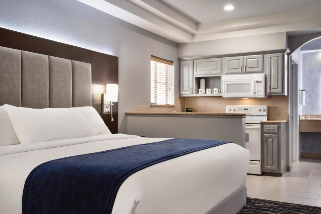 Days Inn & Suites by Wyndham Houston Hobby Airport - 1 King Bed Suite With Full Kitchen - Non-Smoking