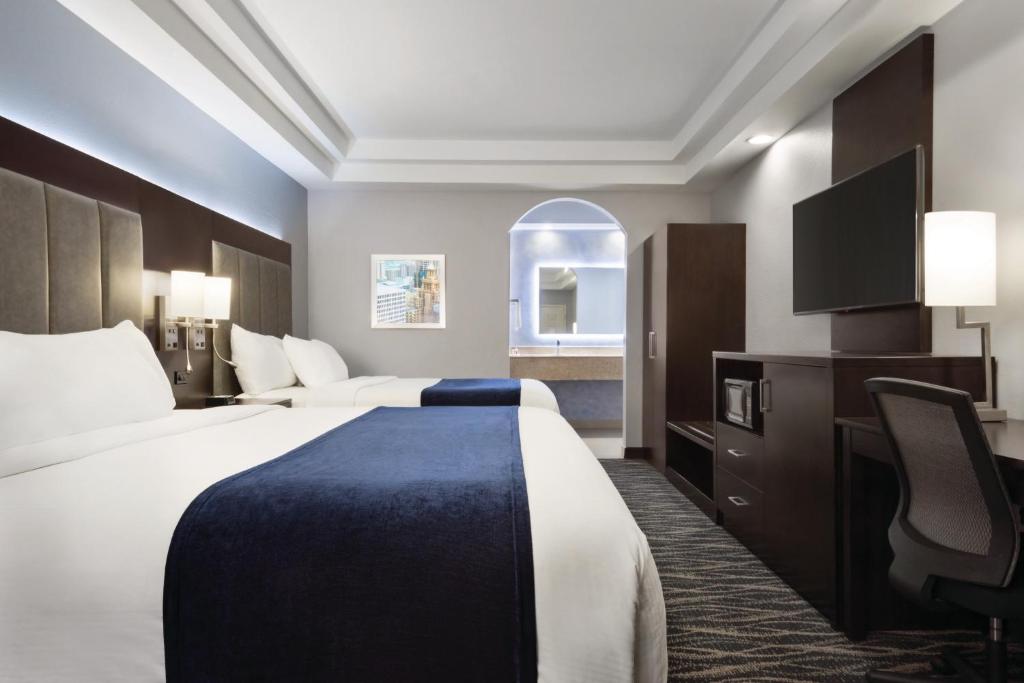 Days Inn & Suites by Wyndham Houston Hobby Airport - 1 King & 1 Full Bed Suite - Non-Smoking