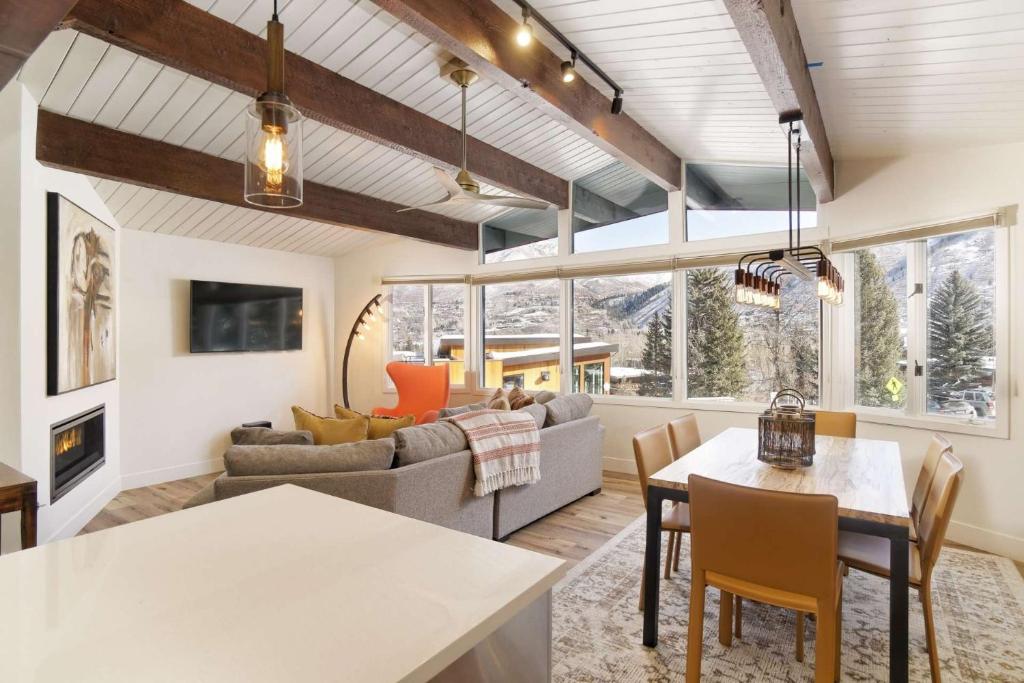 un soggiorno con divano e tavolo di Shadow Mountain 3 ad Aspen