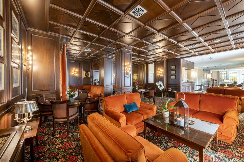 Posezení v ubytování The Regency Sure Hotel Collection by Best Western