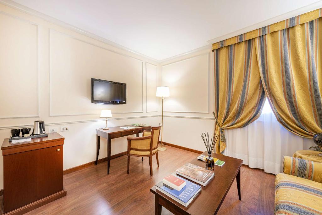TV a/nebo společenská místnost v ubytování The Regency Sure Hotel Collection by Best Western