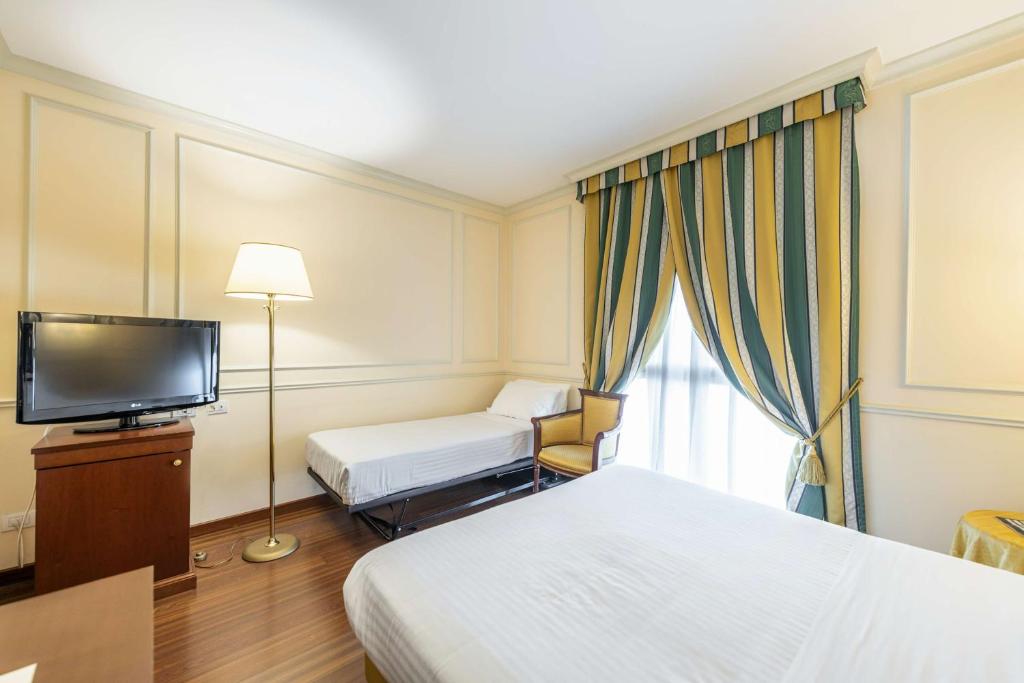 The Regency Sure Hotel Collection by Best Western - Classic Queen Room With Single Bed